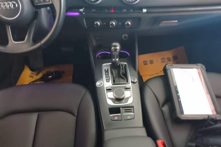 Used Audi A3 2020 Limousine 35 TFSI Fashion Edition China VI Emission Standard Gear Lever