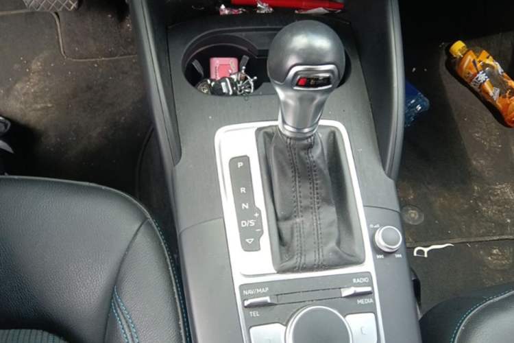 Used Audi A3 2020 Limousine 35 TFSI Fashion Edition China VI Emission Standard Gear Lever