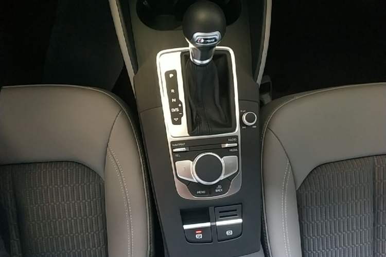 Used Audi A3 2020 Limousine 35 TFSI Fashion Edition China VI Emission Standard Gear Lever