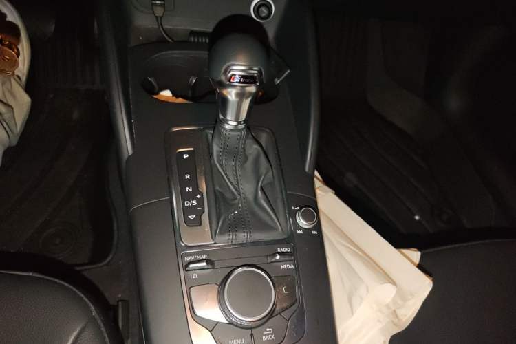Used Audi A3 2020 Limousine 35 TFSI Fashion Edition China VI Emission Standard Gear Lever