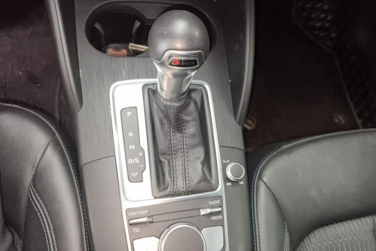 Used Audi A3 2020 Sportback 35 TFSI Fashion Edition China VI Emission Standard Gear Lever
