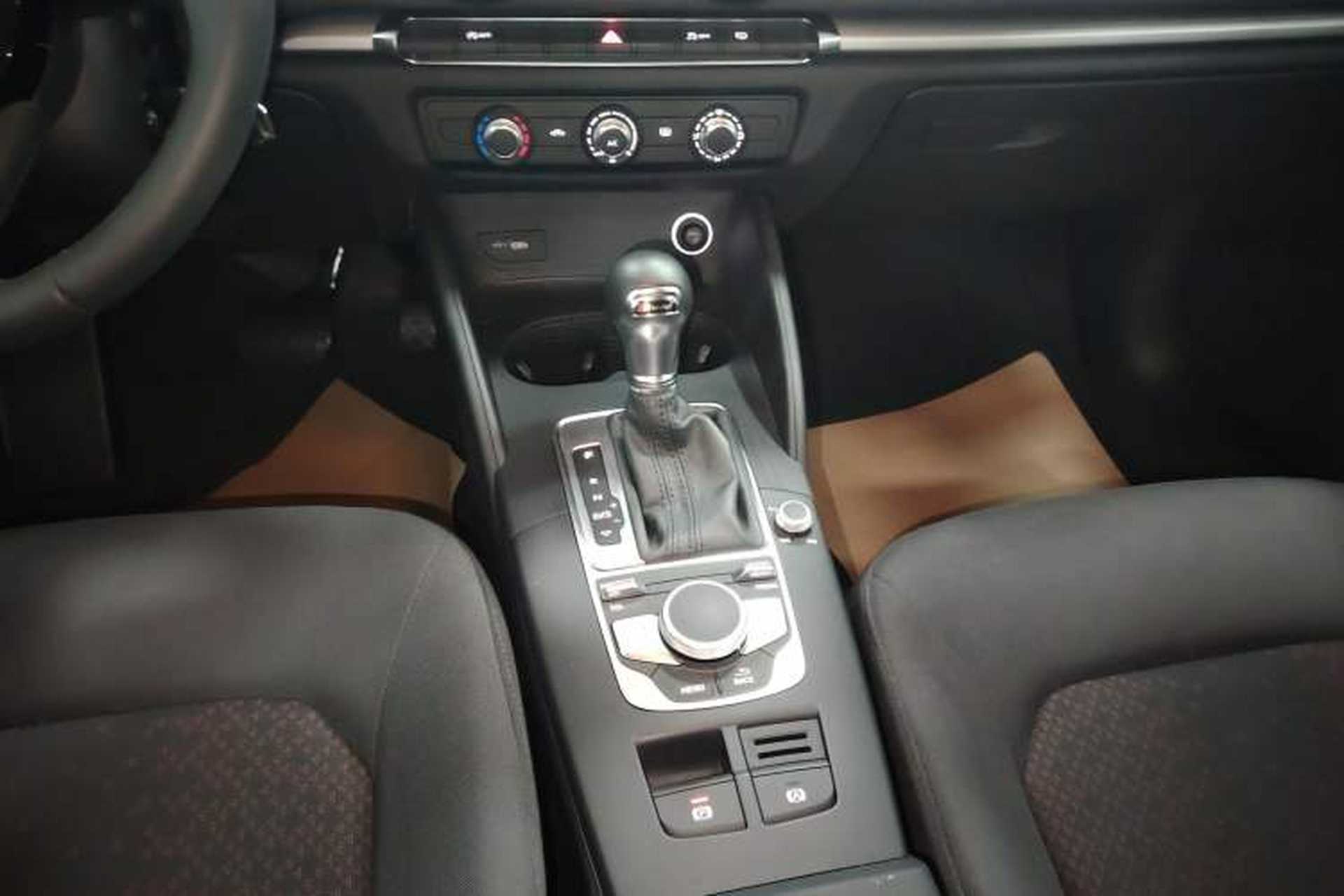 Used Audi A3 2020 Restyled Sportback 35 TFSI Entry-Level China VI Emission Standard Gear Lever