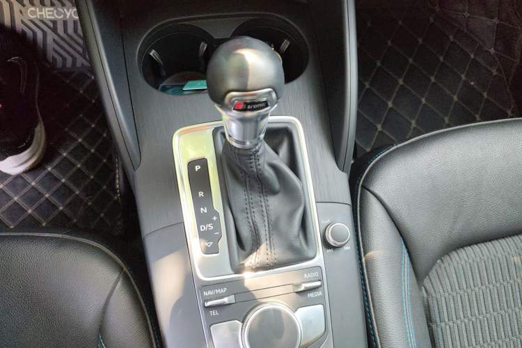 Used Audi A3 2020 Sportback 35 TFSI Fashion Edition China VI Emission Standard Gear Lever