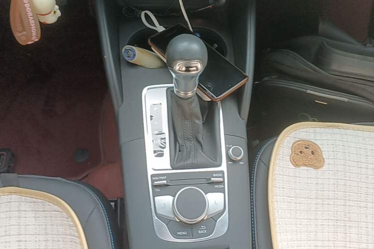Used Audi A3 2020 Limousine 35 TFSI Fashion Edition China VI Emission Standard Gear Lever