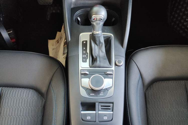 Used Audi A3 2020 Sportback 35 TFSI Fashion Edition China VI Emission Standard Gear Lever