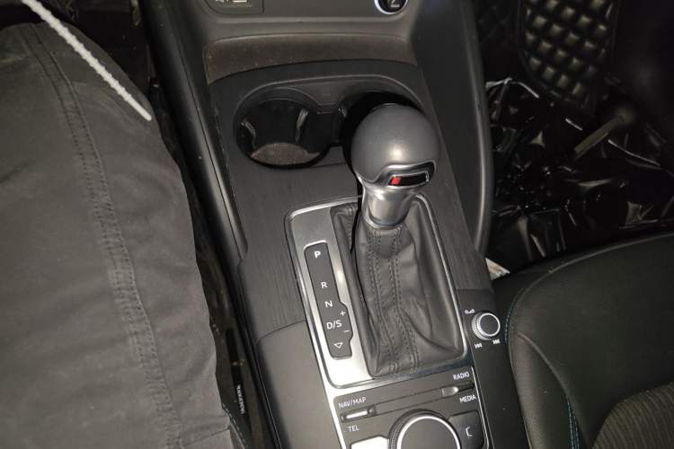 Used Audi A3 2020 Limousine 35 TFSI Fashion Edition China VI Emission Standard Gear Lever