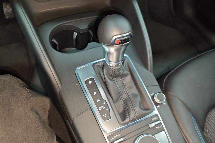 Used Audi A3 2020 Sportback 35 TFSI Fashion Edition China VI Emission Standard Gear Lever