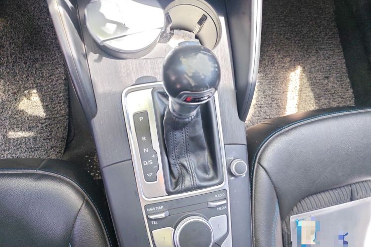 Used Audi A3 2020 Limousine 35 TFSI Fashion Edition China VI Emission Standard Gear Lever