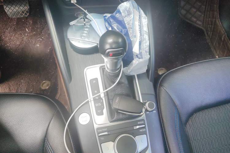 Used Audi A3 2020 Limousine 35 TFSI Fashion Edition China VI Emission Standard Gear Lever