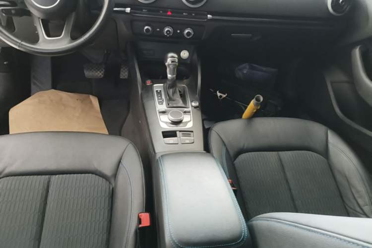 Used Audi A3 2020 Limousine 35 TFSI Fashion Edition China VI Emission Standard Gear Lever