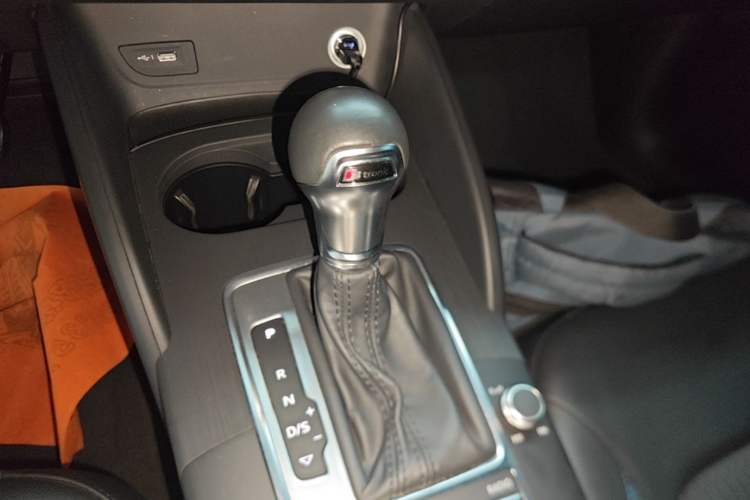 Used Audi A3 2020 Limousine 35 TFSI Fashion Edition China VI Emission Standard Gear Lever