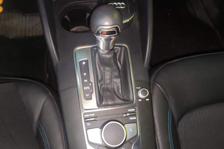 Used Audi A3 2020 Limousine 35 TFSI Fashion Edition China VI Emission Standard Gear Lever