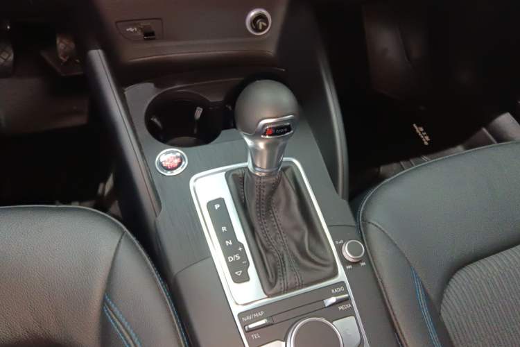 Used Audi A3 2020 Limousine 35 TFSI Fashion Edition China VI Emission Standard Gear Lever