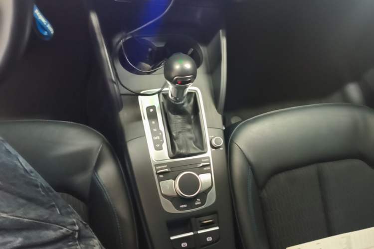 Used Audi A3 2020 Limousine 35 TFSI Fashion Edition China VI Emission Standard Gear Lever