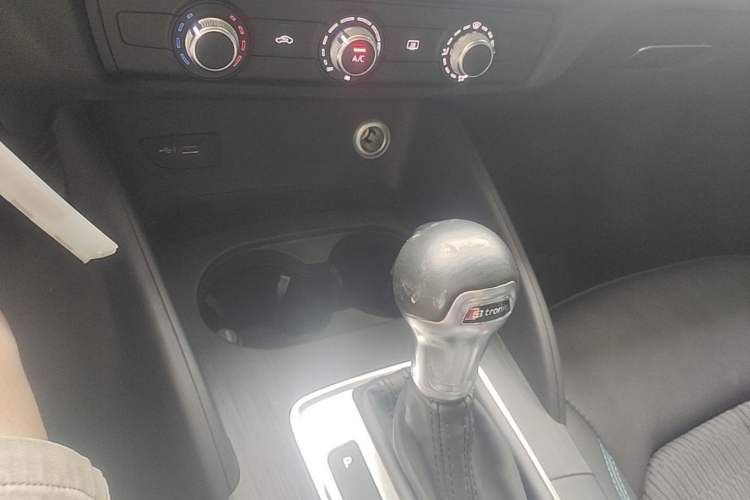 Used Audi A3 2020 Limousine 35 TFSI Fashion Edition China VI Emission Standard Gear Lever