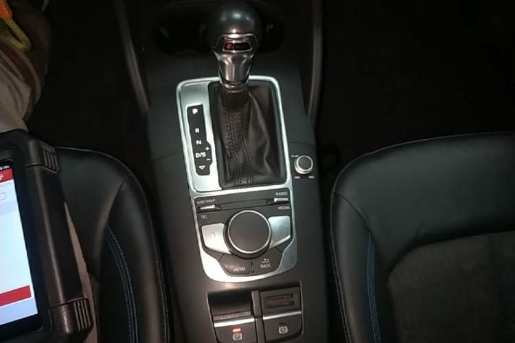 Used Audi A3 2020 Limousine 35 TFSI Fashion Edition China VI Emission Standard Gear Lever