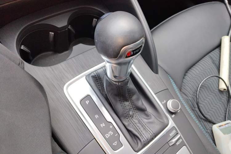 Used Audi A3 2020 Limousine 35 TFSI Fashion Edition China VI Emission Standard Gear Lever