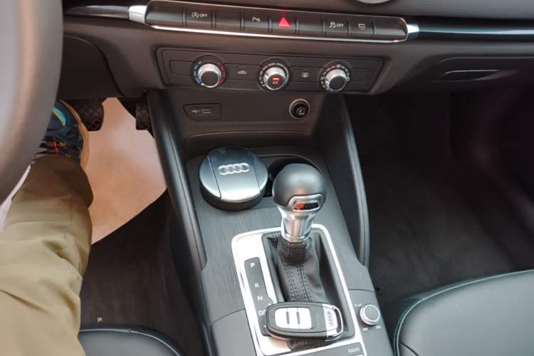 Used Audi A3 2020 Limousine 35 TFSI Fashion Edition China VI Emission Standard Gear Lever