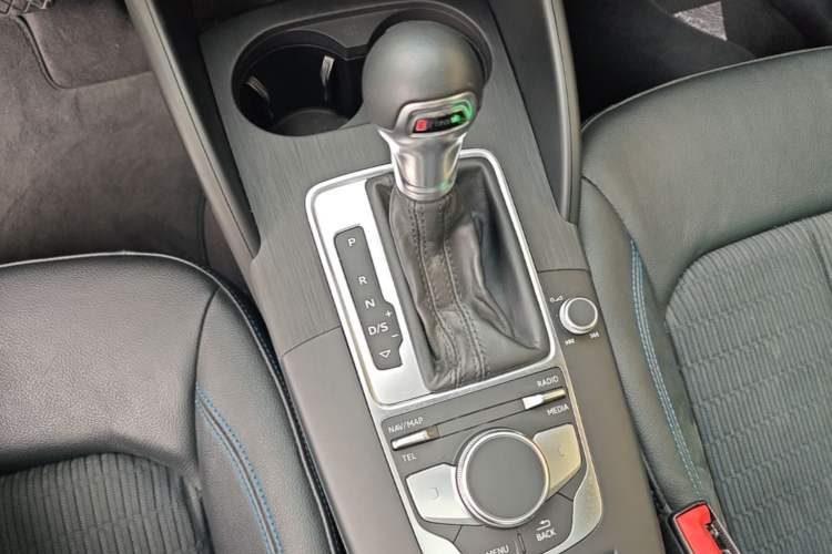 Used Audi A3 2020 Sportback 35 TFSI Fashion Edition China VI Emission Standard Gear Lever