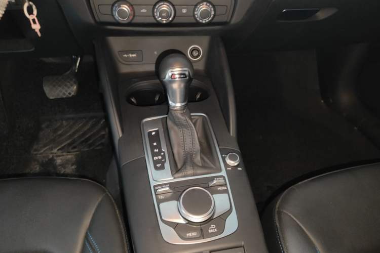 Used Audi A3 2020 Limousine 35 TFSI Fashion Edition China VI Emission Standard Gear Lever