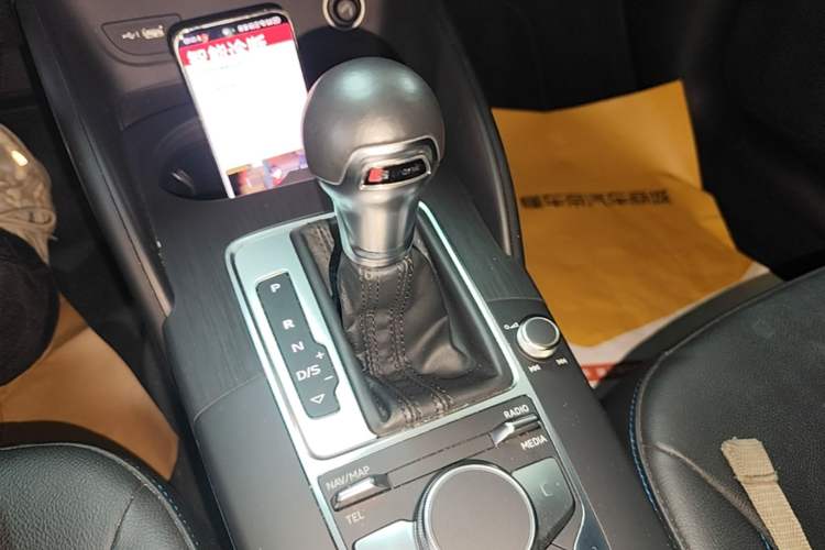 Used Audi A3 2020 Limousine 35 TFSI Fashion Edition China VI Emission Standard Gear Lever