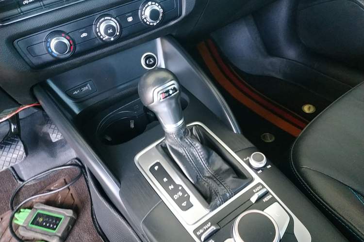 Used Audi A3 2020 Limousine 35 TFSI Fashion Edition China VI Emission Standard Gear Lever