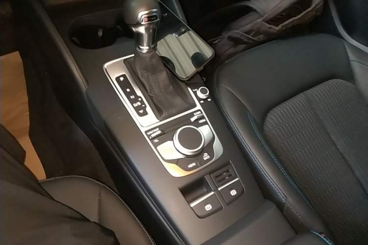 Used Audi A3 2020 Sportback 35 TFSI Fashion Edition China VI Emission Standard Gear Lever