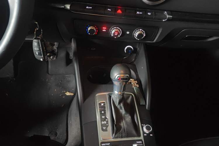 Used Audi A3 2020 Sportback 35 TFSI Fashion Edition China VI Emission Standard Gear Lever