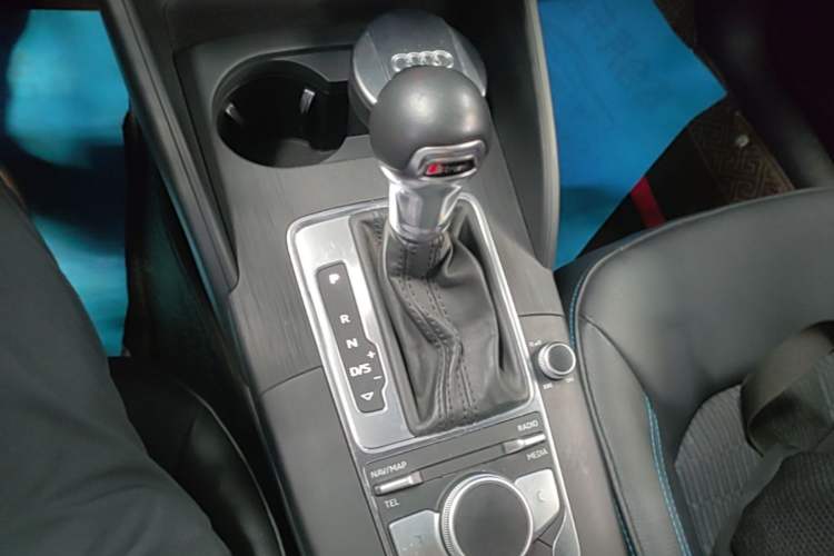 Used Audi A3 2020 Sportback 35 TFSI Fashion Edition China VI Emission Standard Gear Lever