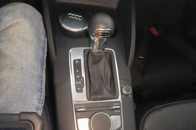 Used Audi A3 2020 Limousine 35 TFSI Fashion Edition China VI Emission Standard Gear Lever
