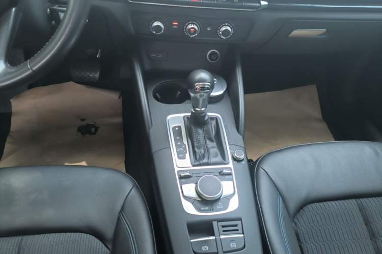 Used Audi A3 2020 Sportback 35 TFSI Fashion Edition China VI Emission Standard Gear Lever