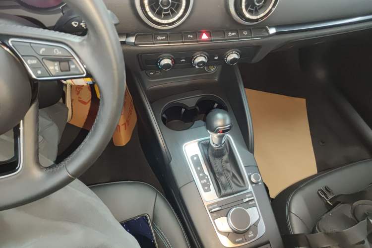 Used Audi A3 2020 Limousine 35 TFSI Fashion Edition China VI Emission Standard Gear Lever
