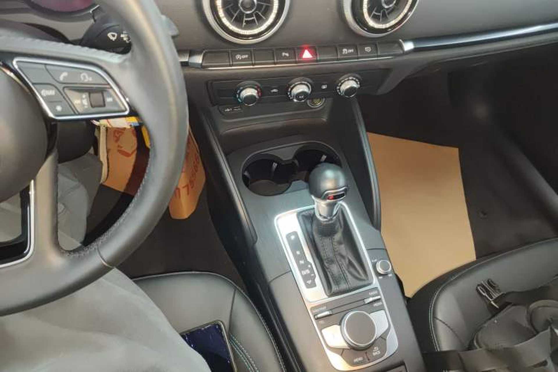 Used Audi A3 2020 Limousine 35 TFSI Fashion Edition China VI Emission Standard Gear Lever