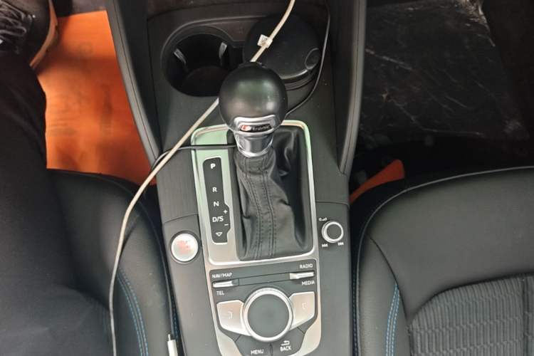 Used Audi A3 2020 Limousine 35 TFSI Fashion Edition China VI Emission Standard Gear Lever