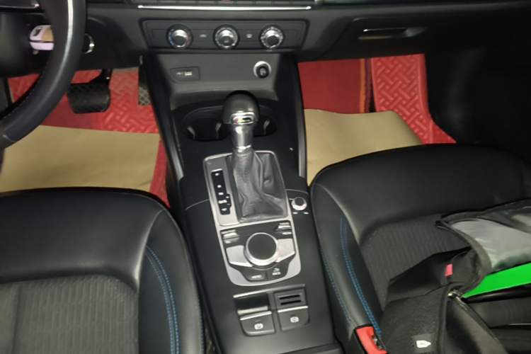 Used Audi A3 2020 Limousine 35 TFSI Fashion Edition China VI Emission Standard Gear Lever