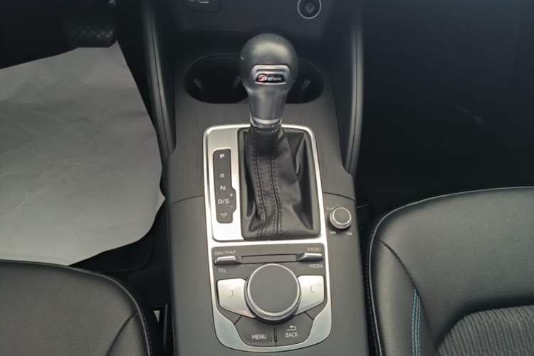 Used Audi A3 2020 Sportback 35 TFSI Fashion Edition China VI Emission Standard Gear Lever