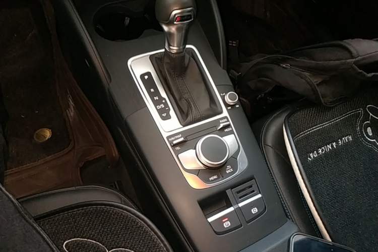 Used Audi A3 2020 Limousine 35 TFSI Fashion Edition China VI Emission Standard Gear Lever