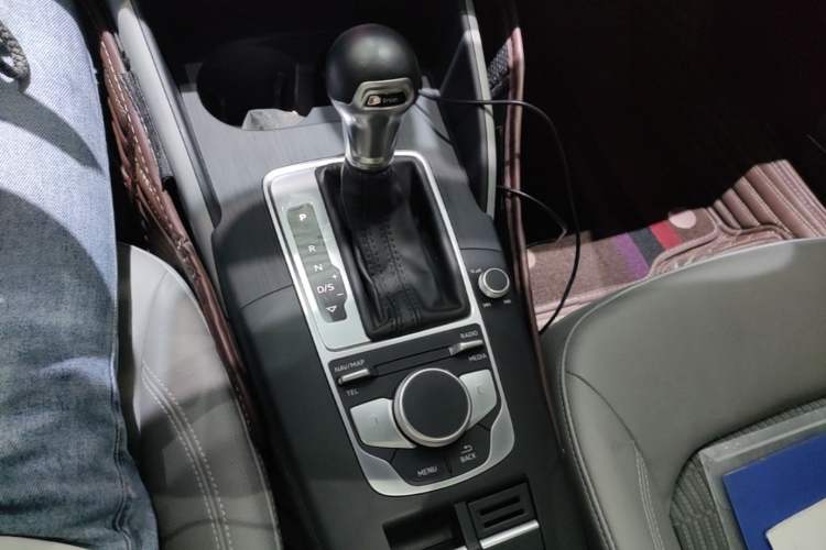 Used Audi A3 2020 Limousine 35 TFSI Fashion Edition China VI Emission Standard Gear Lever