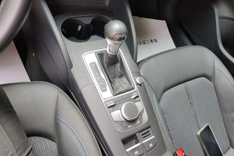 Used Audi A3 2020 Sportback 35 TFSI Fashion Edition China VI Emission Standard Gear Lever