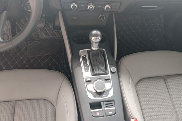 Used Audi A3 2020 Limousine 35 TFSI Fashion Edition China VI Emission Standard Gear Lever