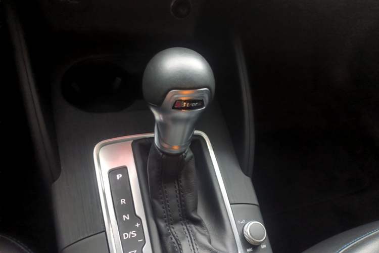 Used Audi A3 2020 Limousine 35 TFSI Fashion Edition China VI Emission Standard Gear Lever