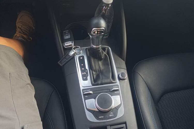 Used Audi A3 2020 Limousine 35 TFSI Fashion Edition China VI Emission Standard Gear Lever