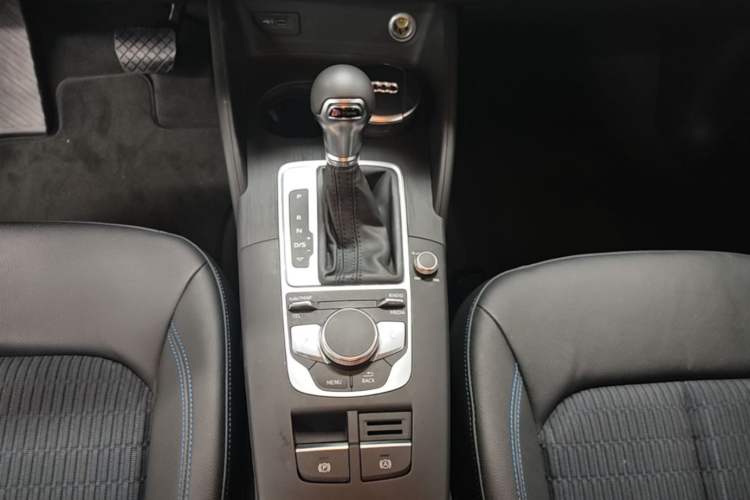 Used Audi A3 2020 Limousine 35 TFSI Fashion Edition China VI Emission Standard Gear Lever