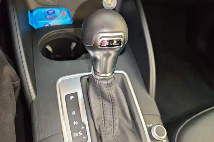 Used Audi A3 2020 Sportback 35 TFSI Fashion Edition China VI Emission Standard Gear Lever