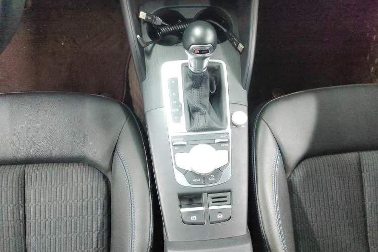 Used Audi A3 2020 Limousine 35 TFSI Fashion Edition China VI Emission Standard Gear Lever