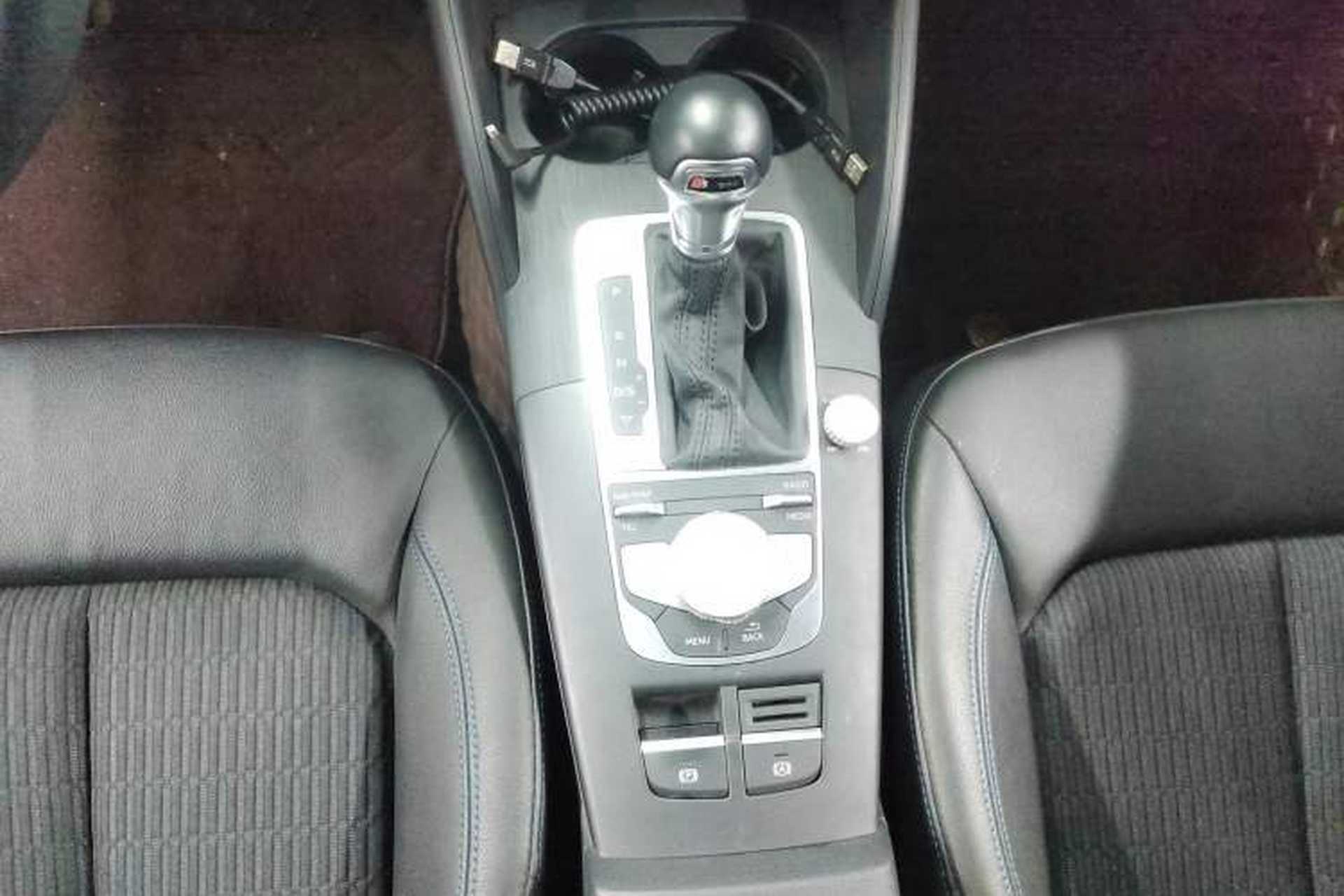 Used Audi A3 2020 Limousine 35 TFSI Fashion Edition China VI Emission Standard Gear Lever