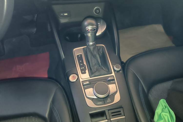 Used Audi A3 2020 Limousine 35 TFSI Fashion Edition China VI Emission Standard Gear Lever