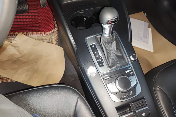 Used Audi A3 2020 Limousine 35 TFSI Fashion Edition China VI Emission Standard Gear Lever
