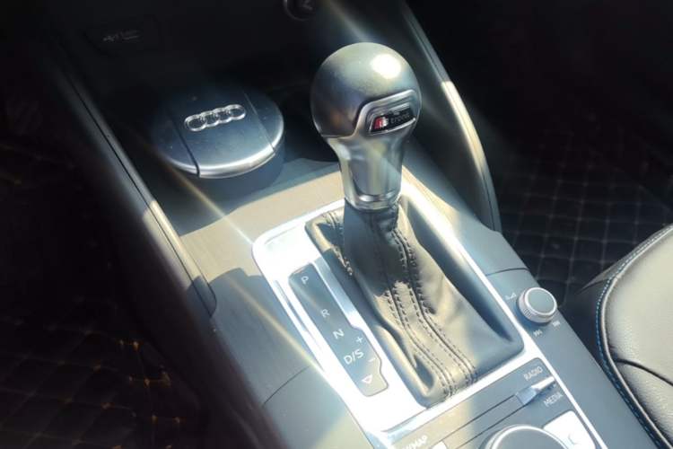 Used Audi A3 2020 Sportback 35 TFSI Fashion Edition China VI Emission Standard Gear Lever