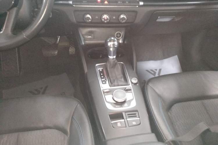 Used Audi A3 2020 Limousine 35 TFSI Fashion Edition China VI Emission Standard Gear Lever